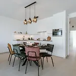 Huswell - Modern Apartment With South Facing Terrace